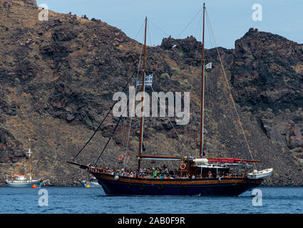 Ormos Korfou, Griechenland - 16 Juli 2019: Ein ausflugsschiff approachng das Dock von Ormos Korfou Stockfoto