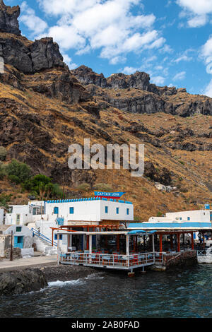 Ormos Korfou, Griechenland - 16 Juli 2019: Das Restaurant Captain John an der Küste von Santorini Ormos Korfou Stockfoto