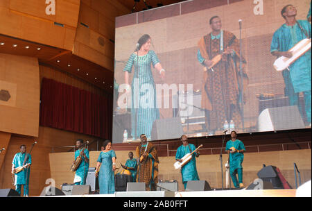 Bassekou Kouyaté und seine Band, Ngoni Ba, aus Mali. Die Sängerin ist Amy Sacko. Die ngoni oder'n'Goni" ist ein Saiteninstrument mit Ursprung in West A Stockfoto