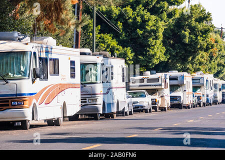 Nov 6, 2019 Mountain View/CA/USA - Camper und Wohnmobile in der Nähe von einander auf einer öffentlichen Straße im Silicon Valley geparkt; Symbol der Immobilienkrise e Stockfoto