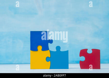 Bunte Rätsel Stück auf blauem Hintergrund. Welt Autismus Bewußtsein Tag Konzept Stockfoto