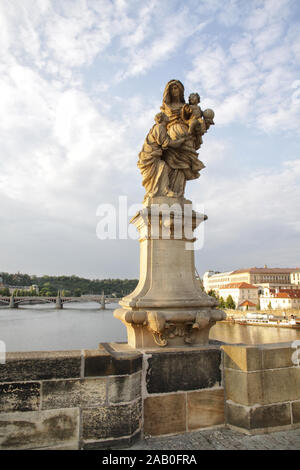 Statue von St. Ann auf der Karlsbrücke in Prag. St. Ann war Mutter der Heiligen Jungfrau Maria. Bildhauer Jäckel. 1707 Г. Stockfoto