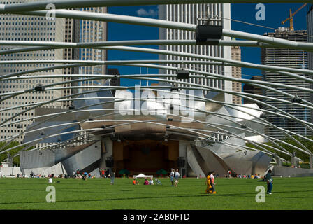 Den Jay Pritzker Pavilion im Millenium Park, Chicago, Illinois. Architekt Frank Gehry für das Konzert paviliion. Die rankgitter Netzwerk unterstützt die Stockfoto