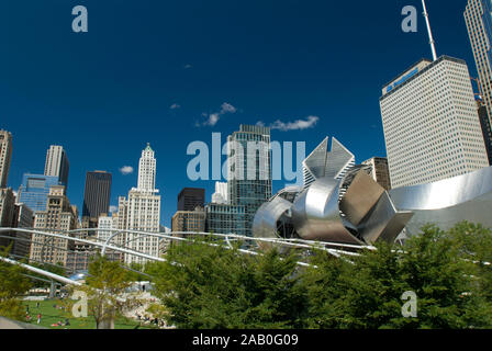 Den Jay Pritzker Pavilion im Millenium Park, Chicago, Illinois. Architekt Frank Gehry für das Konzert paviliion. Die rankgitter Netzwerk unterstützt die Stockfoto