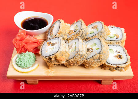 Gebackene roll paniert. mit verschiedenen Füllungen. Mit Ingwer und Wasabi. Stockfoto