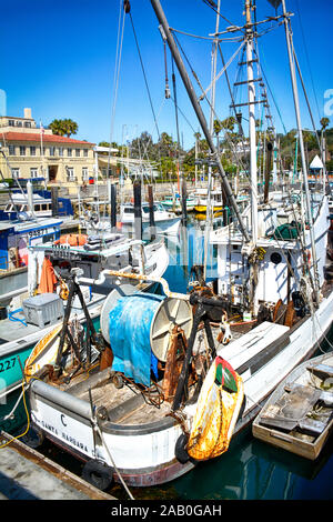 Abgenutzt kommerzielle Fischerei Boot in der Marina am Hafen von Santa Barbara in Santa Barbara, CA, Südkalifornien angedockt Stockfoto