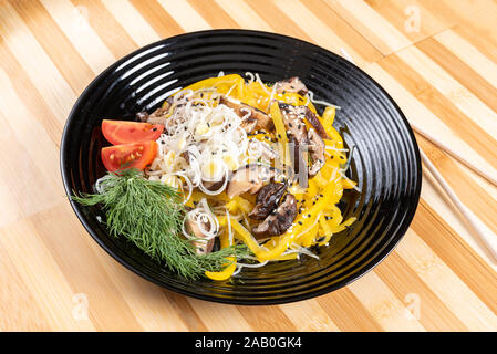 Salat mit Shiitake Pilze und Kartoffeln, mit Kräutern. Stockfoto