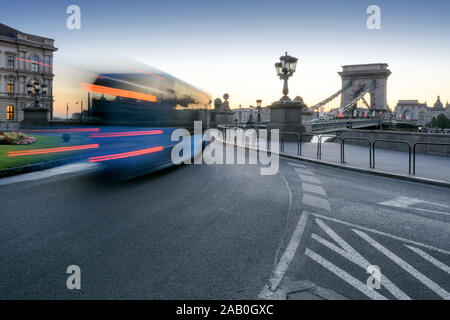 Verschwommene Bewegung Bus am Clark Ádám Platz in Budapest, Ungarn. Stockfoto