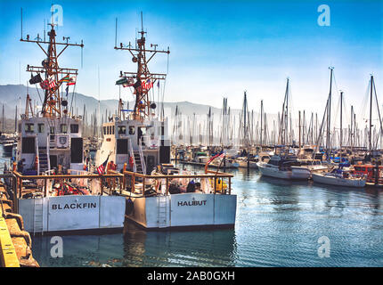 Beeindruckende United States Coast Guards/Küstenwache Boote, der blackfin und den Heilbutt angedockt an den Hafen von Santa Barbara, Santa Barbara, CA Stockfoto