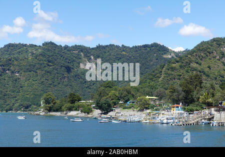 PANAJACHEL, Guatemala, aus der Atitlán-See gesehen. Foto: Tony Gale Stockfoto