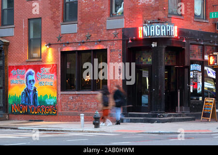 Niagara, 112 Avenue A, New York, NY. aussen Storefront einer lokalen Bar im Stadtteil East Village in Manhattan. Stockfoto