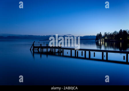 Ein naechtlicher Blick auf den Starnberger See bei Tutzing, Bayern Stockfoto