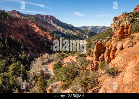 Pickup Truck mit Camper shell und Mountainbike Rubrik einen engen, gewundenen Canyon. Auf der Suche nach Abenteuer im Hinterland von Southern Utah in der nähe von Br Stockfoto