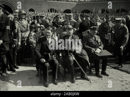 Bundeskanzler Adolf Hitler, Präsident und Feldmarschall Paul von Hindenburg, und Minister Hermann Göring am Tannenberg Memorial. Ein Jahr später Hinde Stockfoto