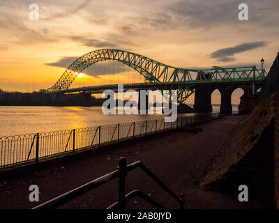 Die Runcorn in Widnes Silver Jubilee Bridge Stockfoto