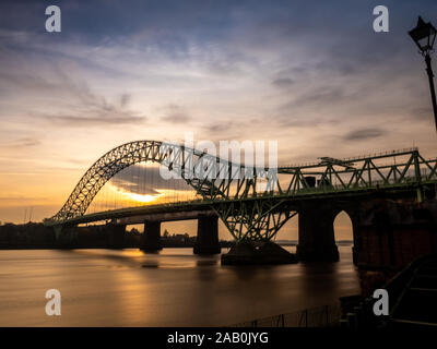 Die Runcorn in Widnes Silver Jubilee Bridge Stockfoto