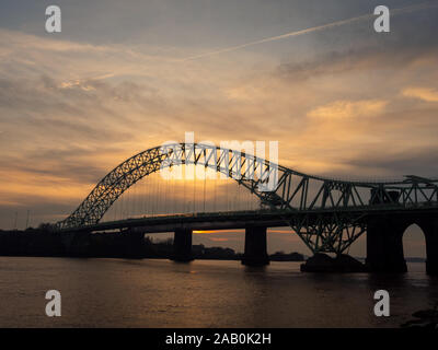 Die Runcorn in Widnes Silver Jubilee Bridge Stockfoto