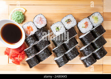 Der Mohn in verschiedenen Füllungen. Mit Ingwer und Wasabi. Stockfoto