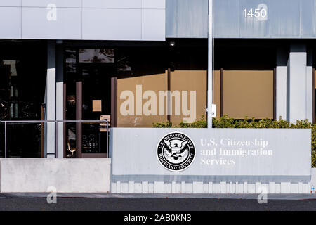 Nov 20, 2019 Santa Clara/CA/USA - USA für Staatsbürgerschaft und Immigration SERVICES (USCIS) Büro in Silicon Valley; USCIS ist eine Agentur, die von der U Stockfoto