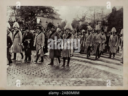 Wilhelm II Deutscher Kaiser (Kaiser), König von Preußen mit seinen Söhnen zu Fuß vom Berliner Schloss zu der Waffenkammer auf Unter den Linden, der 1. Januar, 19. Stockfoto