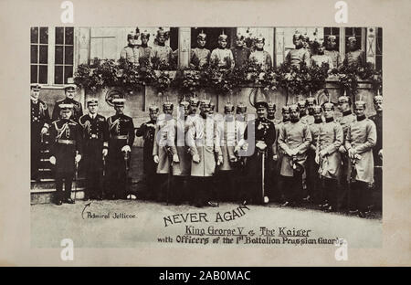 King George V (1865 - 1936) und der Deutsche Kaiser Wilhelm II. stand mit den Offizieren des ersten Bataillons des Preußischen wachen. Der König ist in t gekleidet Stockfoto