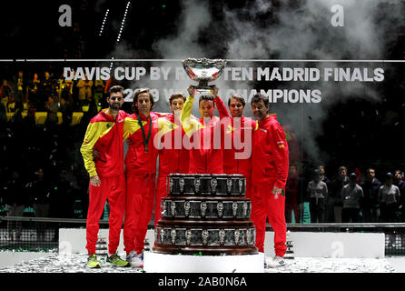 Madrid, Spanien. 23 Nov, 2019. Madrid Spanien; 24/11/2019. - Spanien, Weltmeister der Davis Cup Tennis nach dem Sieg gegen das kanadische Team, Rafael Nada, Roberto Bautista Agut, Pablo Carreño, Feliciano Lopez, Marcel Granollers, Sergi Bruguera capitan. Credit: Juan Carlos Rojas/Picture Alliance. | Verwendung weltweit/dpa/Alamy leben Nachrichten Stockfoto