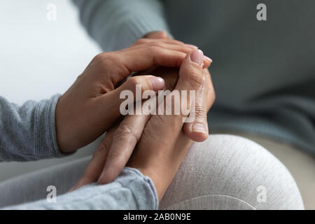 Schließen Sie herauf Bild erwachsen Tochter die Hand der Mutter Stockfoto