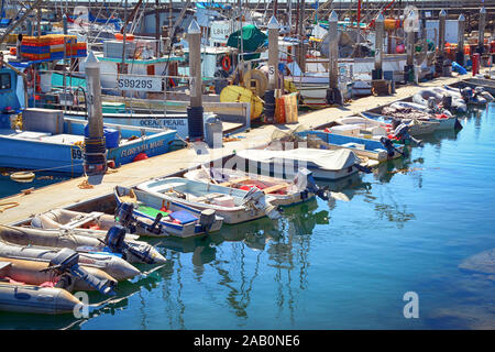 Eine bunte Szene von kleinen Booten, die kommerzielle Fischerei Boote und Jollen, neben einem Pier in der Marina am Hafen von Santa Barbara in Kalifornien günstig Stockfoto