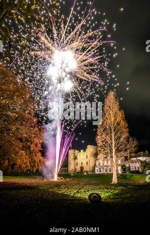 Schloss Feuerwerk Tonbridge, Kent, Vereinigtes Königreich. 24. November 2019. erleuchtet von Feuerwerk das Einschalten der Weihnachtsbeleuchtung zu markieren. Stockfoto