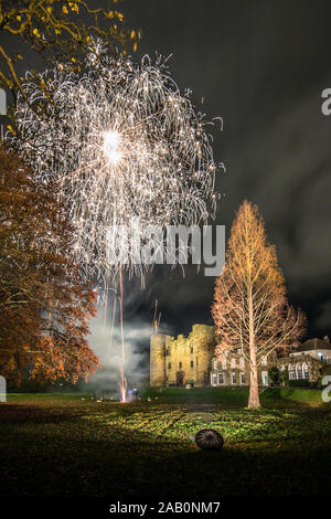 Schloss Feuerwerk Tonbridge, Kent, Vereinigtes Königreich. 24. November 2019. erleuchtet von Feuerwerk das Einschalten der Weihnachtsbeleuchtung zu markieren. Stockfoto