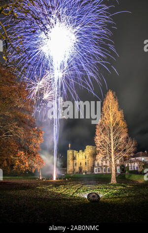 Schloss Feuerwerk Tonbridge, Kent, Vereinigtes Königreich. 24. November 2019. erleuchtet von Feuerwerk das Einschalten der Weihnachtsbeleuchtung zu markieren. Stockfoto