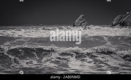 Wellenreiten während einer sirocco Sturm im Herbst in Cadiz Bay Stockfoto