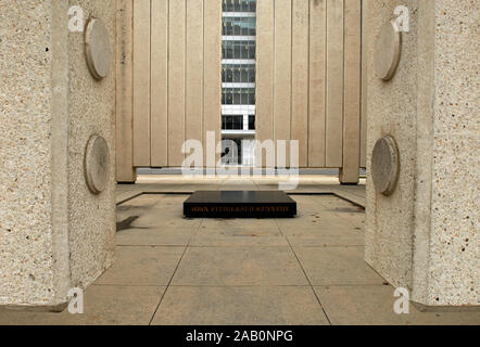 Detail der John Fitzgerald Kennedy Memorial in der Innenstadt von Dallas, Texas, entworfen von Architekt Philip Johnson und 1970 eröffnet. Stockfoto