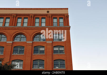 Detail der ehemaligen Texas School Book Depository in Dallas, von denen US-Präsident John F. Kennedy 1963 von Assassin Lee Harvey Oswald erschossen wurde. Stockfoto