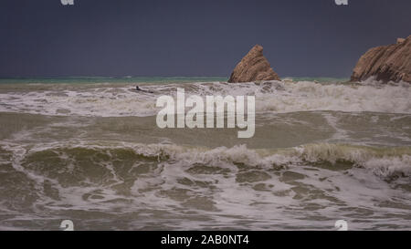 Wellenreiten während einer sirocco Sturm im Herbst in Cadiz Bay Stockfoto