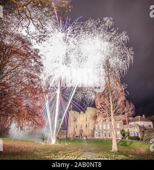 Schloss Feuerwerk Tonbridge, Kent, Vereinigtes Königreich. 24. November 2019. erleuchtet von Feuerwerk das Einschalten der Weihnachtsbeleuchtung zu markieren. Stockfoto