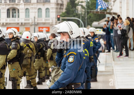 Mitglieder der griechischen Polizei Kraft, Einsatz neben dem Syntagma Platz, um das Parlament zu schützen. Stockfoto