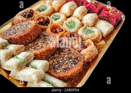Traditionelle Östliche iranischen und afghanischen, türkischen und arabischen Süßigkeiten für den Urlaub. Auf schwarzem Hintergrund isoliert. Stockfoto