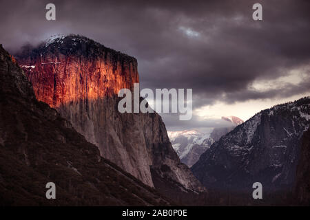 Am späten Abend Sonne am El Capitan nach einem Wintersturm im Yosemite. Stockfoto