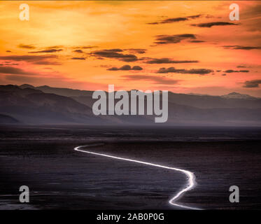 Am späten Abend in Eureka Valley. Schauen Sie von oben nach unten von Eureka Sanddünen im Death Valley National Park, Kalifornien, USA. Stockfoto