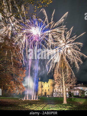 Schloss Feuerwerk Tonbridge, Kent, Vereinigtes Königreich. 24. November 2019. erleuchtet von Feuerwerk das Einschalten der Weihnachtsbeleuchtung zu markieren. Stockfoto