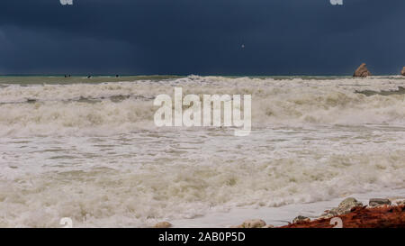 Wellen bei einem sirocco Sturm im Herbst in Cadiz Bay Stockfoto