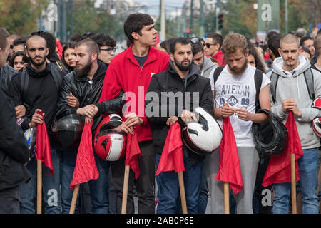 Kommunistischen Partei KKE Unterstützer März halten ihre roten Fahnen durch die 28 Oktovriou Av nächste Die Polytechnio der Universität. Stockfoto