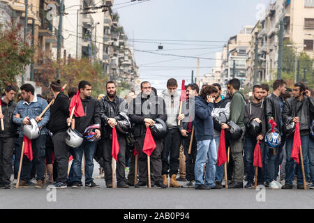 Kommunistischen Partei KKE Unterstützer März halten ihre roten Fahnen durch die 28 Oktovriou Av nächste Die Polytechnio der Universität. Stockfoto