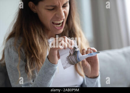 Wütend betrogen Frau Fotografie in zwei Stücke zerrissen Stockfoto