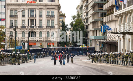 Mitglieder der griechischen Polizei Kraft, Einsatz neben dem Syntagma Platz, um das Parlament zu schützen. Stockfoto