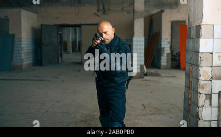 Mann mit Gewehr, Zombie Apocalypse, verlassenen Fabrik Stockfoto