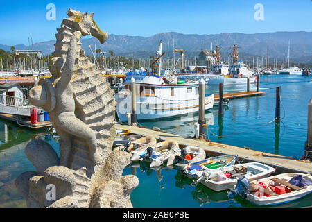 'Junge auf einem Seashore" Steinbildhauer, ein Geschenk von Puerto Vallarta, MX, mit Blick auf den Bootshafen zum Hafen von Santa Barbara in Santa Barbara, CA Stockfoto