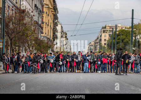 Kommunistischen Partei KKE Unterstützer März halten ihre roten Fahnen durch die 28 Oktovriou Av nächste Die Polytechnio der Universität. Stockfoto