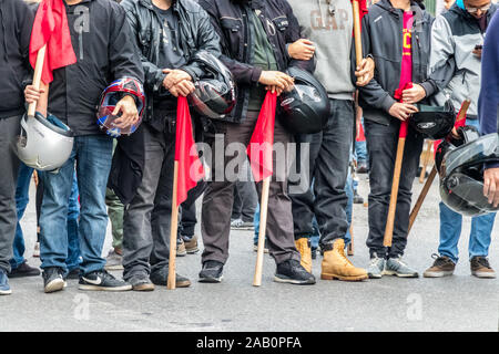 Kommunistischen Partei KKE Unterstützer März halten ihre roten Fahnen durch die 28 Oktovriou Av nächste Die Polytechnio der Universität. Stockfoto